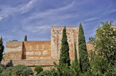 Granada 'daki Alhambra' nın duvarları ve kuleleri. Ağustos 2016 Granada, İspanya - Endülüs
