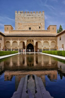 Granada 'daki Alhambra' da havuzu olan Nasıra Sarayı. Ağustos 2016 Granada, Endülüs - İspanya