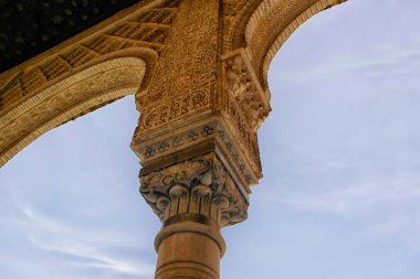 Granada 'daki Alhambra' daki Nasıra Sarayı 'nın içindeki sütun detayları. Ağustos 2016 Granada, Endülüs - İspanya