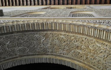 Granada 'daki Alhambra' daki Nasıra Sarayı 'nın içindeki kemer detayları. Ağustos 2016 Granada, Endülüs - İspanya