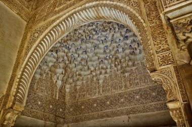 Granada 'daki Alhambra Nasıra Sarayı' nın içindeki bir kubbede Arap süslemesi. Ağustos 2016 Granada, Endülüs - İspanya