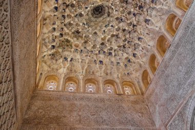 Granada 'daki Nazari Sarayı' nın dekore edilmiş tavanı. Ağustos 2016 Granada, İspanya - Endülüs