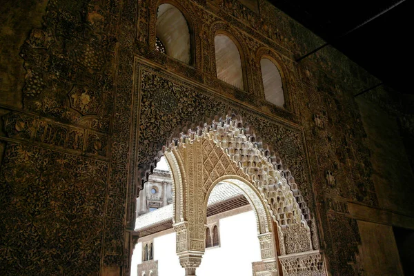グラナダのアルハンブラ宮殿内のアラブ装飾壁 8月2016グラナダ アンダルシア スペイン — ストック写真