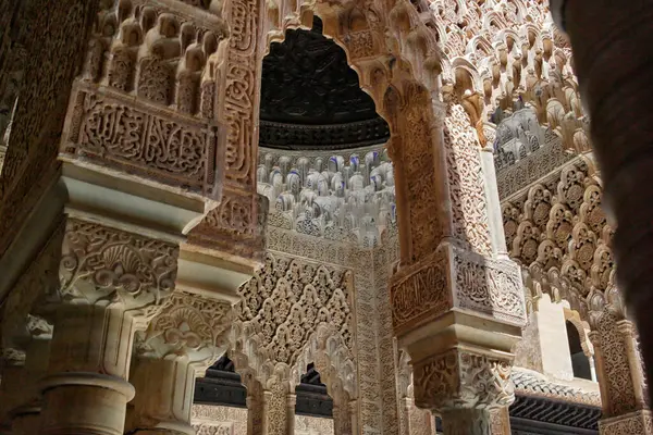 Granada Daki Alhambra Nasıra Sarayı Nda Süslenmiş Sütunlar Ağustos 2016 — Stok fotoğraf