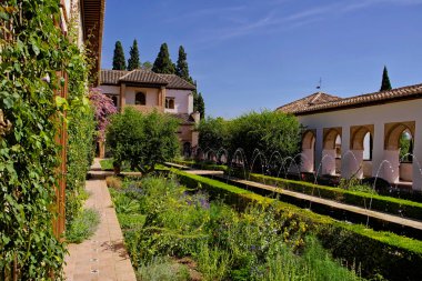 Granada 'daki Alhambra' daki Generalife Sarayı 'nın bahçesinden manzara. Ağustos 2016 Granada, Endülüs - İspanya