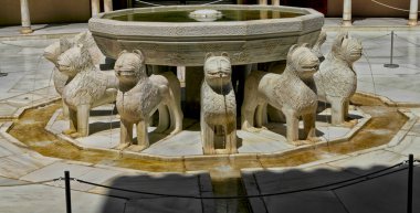 Granada 'daki Alhambra sarayındaki Nasıralı aslanların çeşmesi. Ağustos 2016 Granada, İspanya - Endülüs