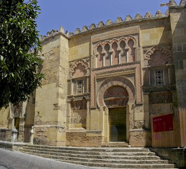 Cordoba katedralinin kapısı ve duvarı. 13 Ağustos 2016 Cordoba, Endülüs - Sapgna