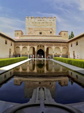 Granada 'daki Alhambra' da havuzu olan Nasıra Sarayı. Ağustos 2016 Granada, Endülüs - İspanya