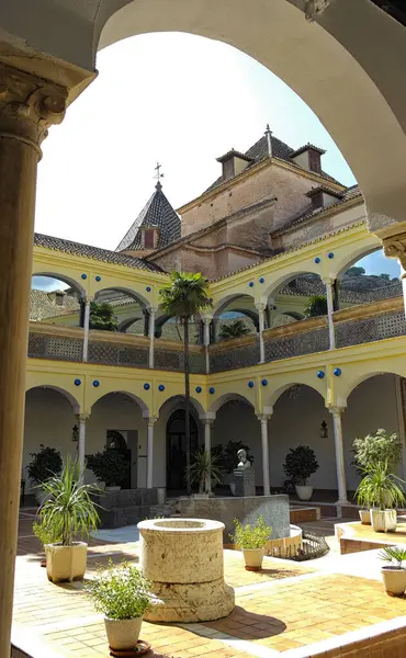 玛丽亚 德拉维多利亚真正保护区教区的内部庭院位于马拉加 2017年8月西班牙安达卢西亚马拉加 — 图库照片