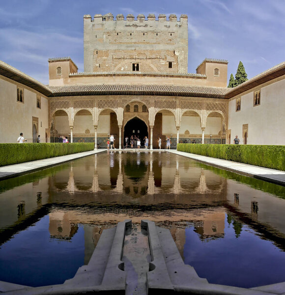 Назарийский дворец с бассейном в Альгамбре в Гранаде. Август 2016 Granada, Andalusia - Spain