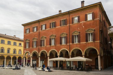 Modena 'daki Roma meydanında kırmızı bir sarayın manzarası. 18 Eylül 2017 Modena, Emilia Romagna - İtalya