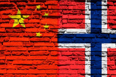 Tuğla duvarda Çin ve Norveç bayrakları