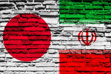 Tuğla duvarda Japonya ve İran bayrakları