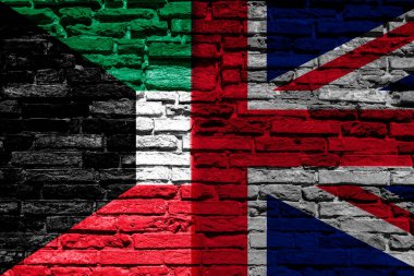 Kuveyt bayrakları ve tuğla duvarda Büyük Britanya