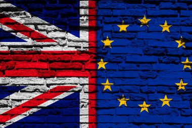 Tuğla duvarda İngiltere ve Avrupa bayrakları