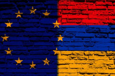 Tuğla duvarda Avrupa Birliği ve Ermenistan bayrakları