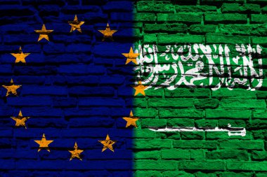 Tuğla duvarda Avrupa Birliği ve Suudi Arabistan bayrakları