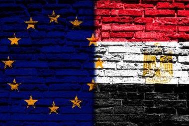 Avrupa Birliği ve Mısır bayrakları tuğla duvarda