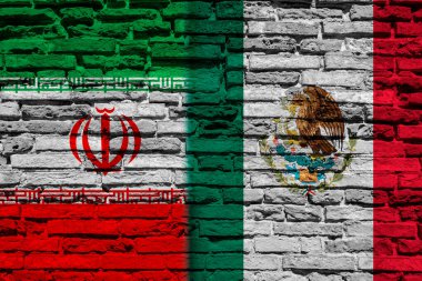 Tuğla duvarda İran ve Meksika bayrakları