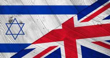 İsrail ve Büyük Britanya bayrakları ahşap tahtalarda
