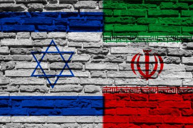 Tuğla duvarda İsrail ve İran bayrakları