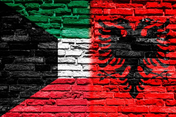砖墙上的科威特和阿尔巴尼亚国旗 — 图库照片