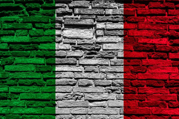 砖墙上的意大利国旗 — 图库照片