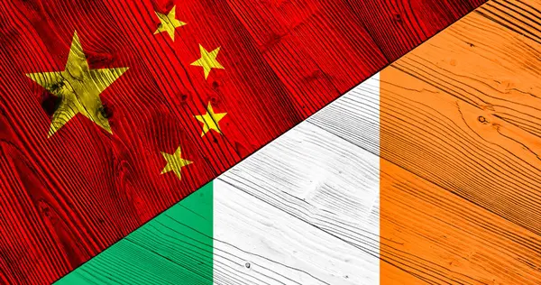 Kinas Och Irlands Flaggor Träskivor — Stockfoto