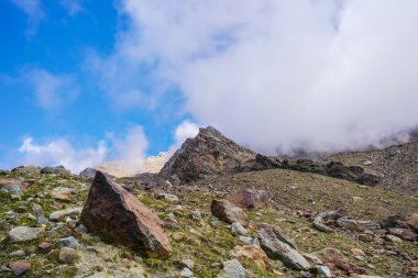 Bulutları ve mavi gökyüzü olan güzel dağ manzarası