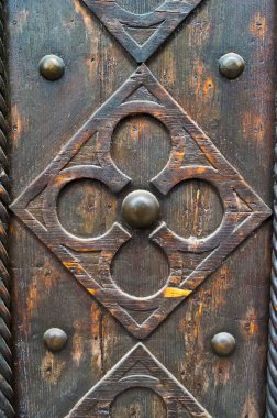 Sapı olan eski ahşap kapı.