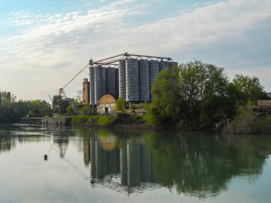 Nehir kıyısındaki fabrika