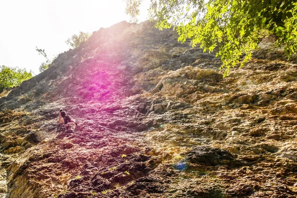 Mladá Žena Červených Šatech Batohem Pláži — Stock fotografie