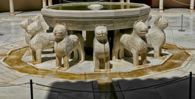 Granada 'daki Alhambra sarayındaki Nasıralı aslanların çeşmesi. Ağustos 2016 Granada, İspanya - Endülüs