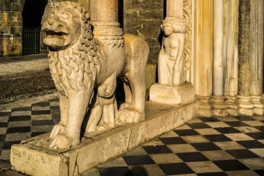 İtalya 'nın Bergamo şehrindeki aslan heykeli.