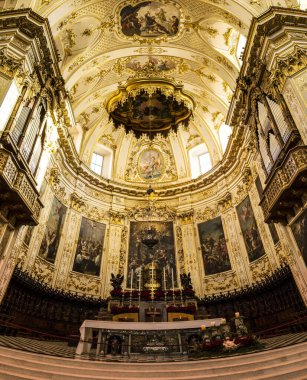 İtalya 'nın Bergamo katedralinin içinde.