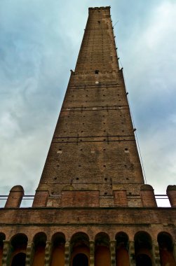 Aşağıdan Asinelli kulesi manzarası, Bologna - İtalya