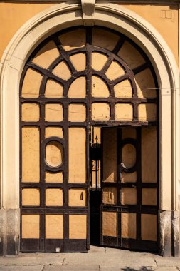 Şehirdeki eski pencere