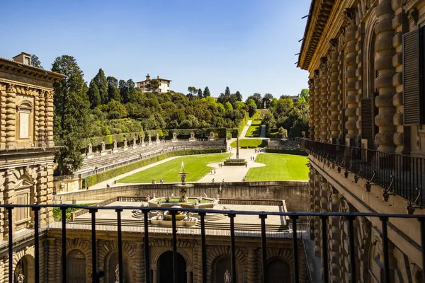 Boboli bahçesindeki Palazzo Pitti 'nin manzarası. 22 Nisan 2018 Floransa, Toskana - İtalya