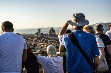 San Miniato 'dan dağa turistlerle Floransa' nın muhteşem manzarası. 22 Nisan 2018 Floransa, Toskana - İtalya