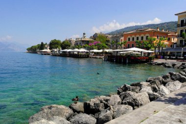 Benaco Kuleleri Limanı, Garda Gölü. Haziran 2016 Torri del Benaco - Verona, İtalya