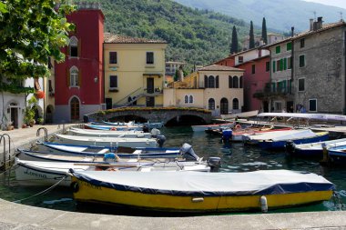 Cassone limanından Garda Gölü manzarası. Haziran 2016 Cassone - Verona, İtalya