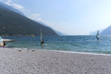 Rüzgâr sörfü Garda Gölü 'nde. Haziran 2016 Torbole, İtalya