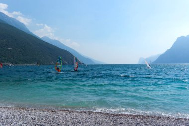 Rüzgâr sörfü Garda Gölü 'nde. Haziran 2016 Torbole, İtalya