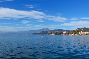 Bardolino 'dan Garda Gölü' nün manzarası. 2 Kasım 2014 Bardolino, Verona - İtalya