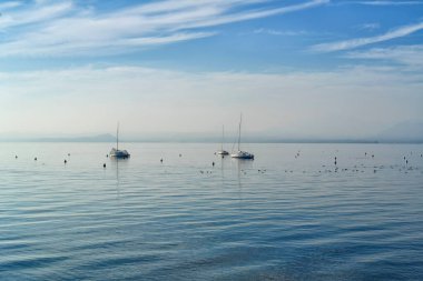 Garda Gölü 'ndeki tekne panoraması