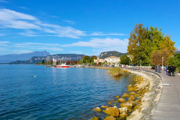 Bardolino 'dan Garda Gölü' nün manzarası. 2 Kasım 2014 Bardolino, Verona - İtalya