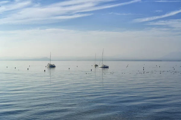 Панорама Лодок Озере Гарда — стоковое фото