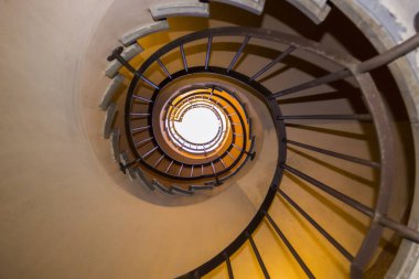 Aşağıdan döner merdiven