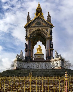 Albert Memorial 'ın yan manzarası Kensington Bahçeleri' nde. Kraliçe Victoria tarafından sevgili kocası Prens Albert 'in anısına yaptırıldı. Şubat 2017 Londra, İngiltere