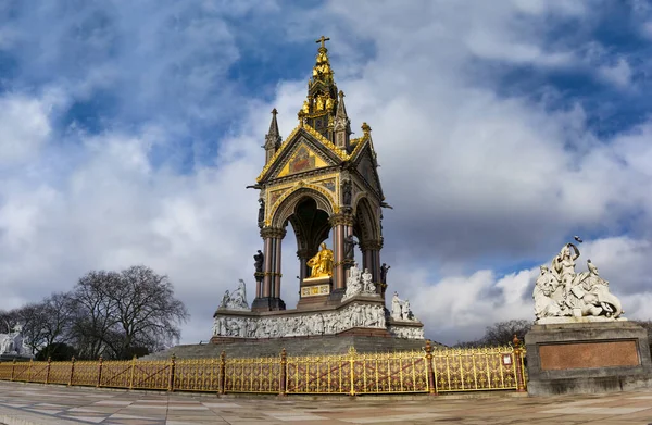 Albert Memorial köşegen manzarası Kensington Bahçeleri 'nde yer almaktadır. Kraliçe Victoria tarafından sevgili kocası Prens Albert 'in anısına yaptırıldı. Şubat 2017 Londra, Inghilterra